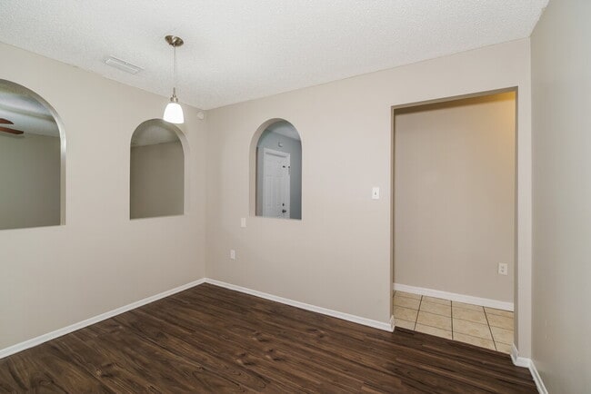 Building Photo - 1022 Dusseldorf Ave NW