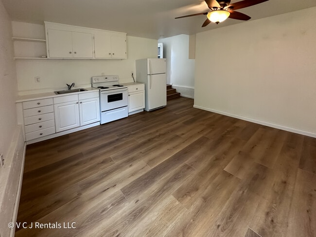 Vista del estudio 3 - 1890 Almond Avenue