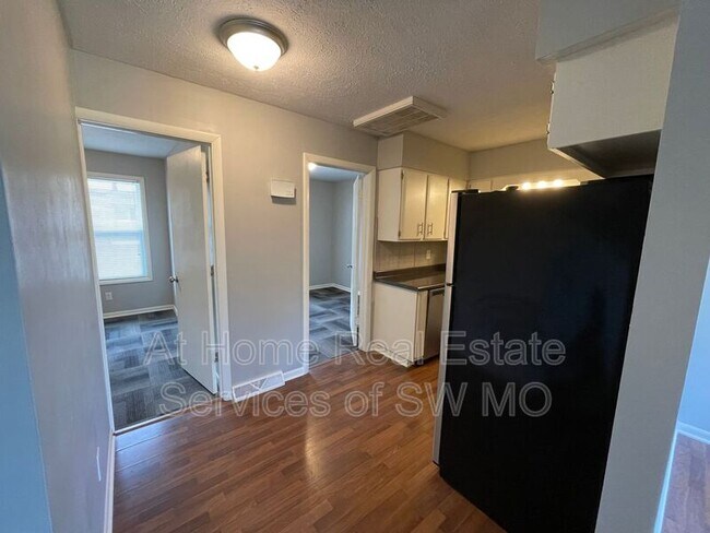 Building Photo - 1345 E Elm St