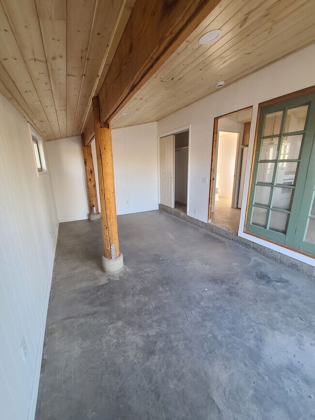 Building Photo - $500 OFF! NEWLY RENOVATED STUDIO W/ WASHER...