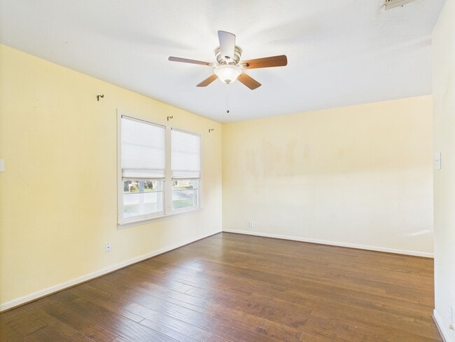 Building Photo - Adorable Property