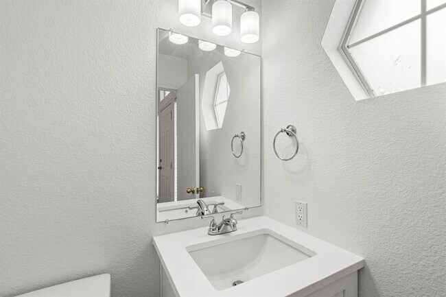 Building Photo - 210 Summerside Ave