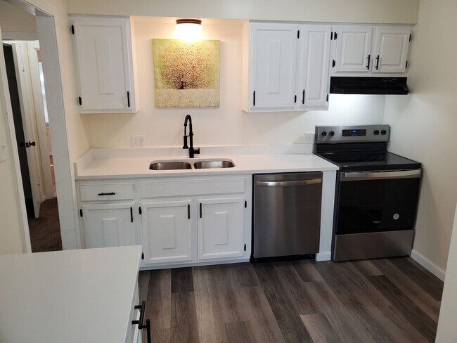 Foto del edificio - Beautiful remodeled 3BR, 1.5 Bth with garage and fenced backyard with newer stainless appliances