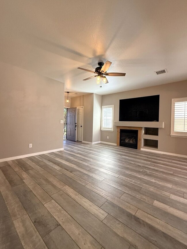 Building Photo - Adorable 3 Bedroom - 2 Bath - 2 Car Garage in Quailwood