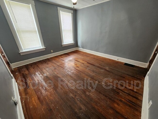 Building Photo - 1027 7th Ave