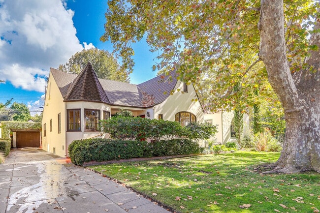 Building Photo - 2627 Land Park Dr