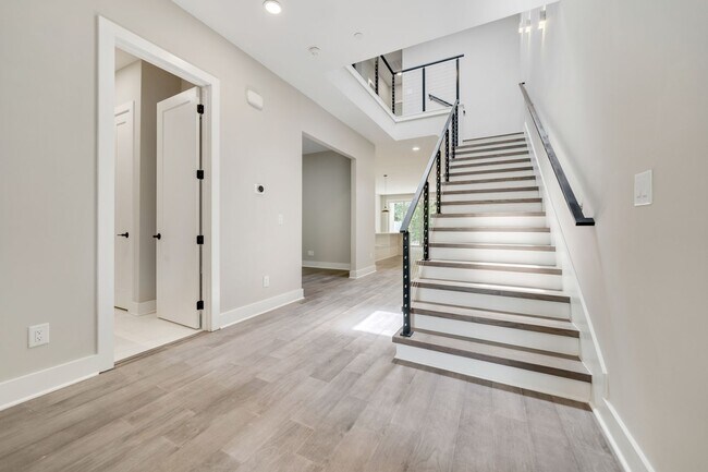 Foto del edificio - Absolutely STUNNING 3 Bed/ 4 Bath Townhous...