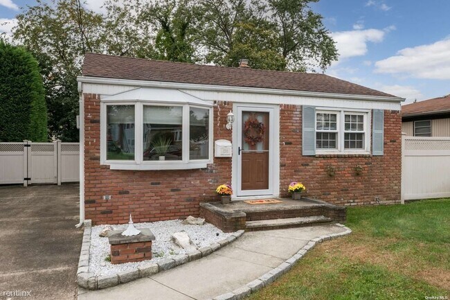 Building Photo - 2 br, 1 bath House - 170 N Oak St