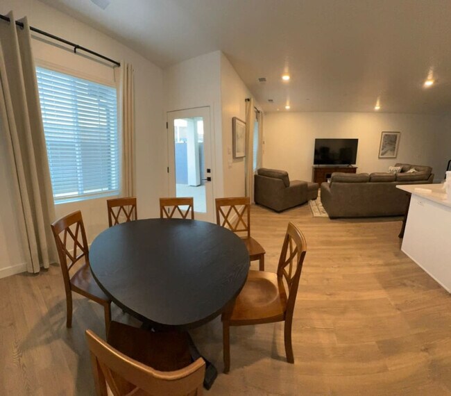 Foto del edificio - 1705 Ripple Rock Dr