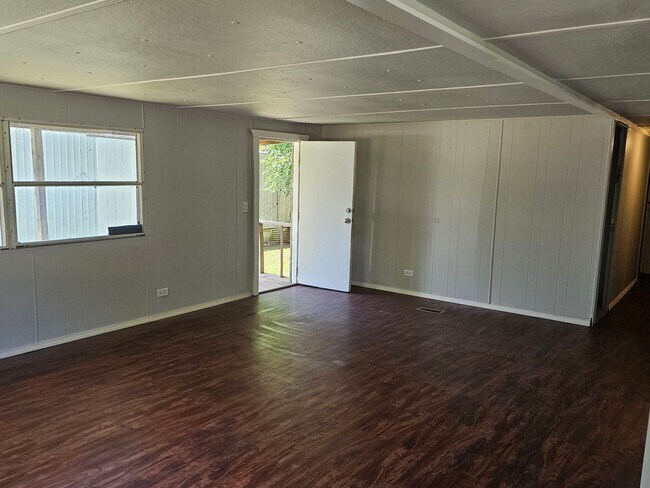 Foto del edificio - 3 bed 2 bath mobile home in quite community