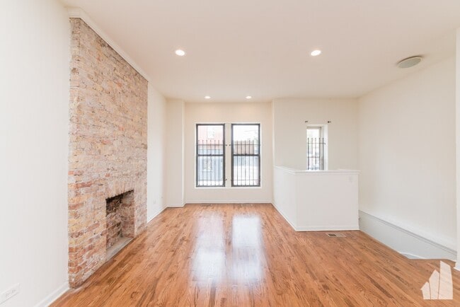 Building Photo - 2835 W Medill Ave