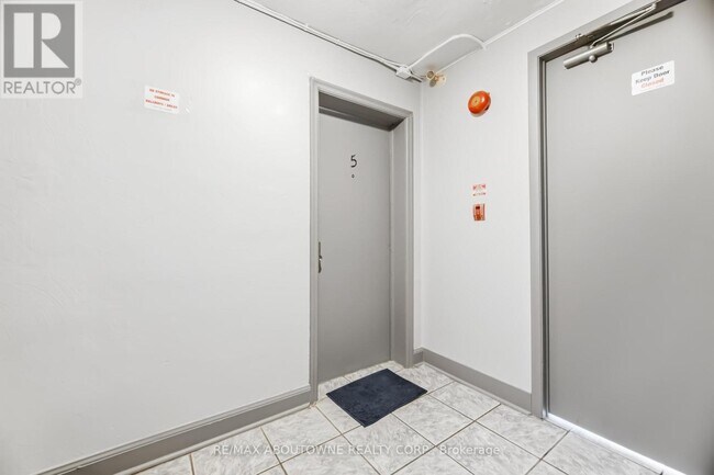 Photo du bâtiment - 1047 Churchill Ave