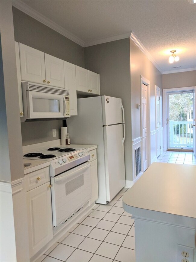 Building Photo - 670 Riverwalk Dr
