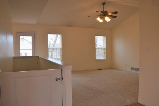 Foto del edificio - 3-Bedroom Home with Room to Roam – Fenced In Backyard