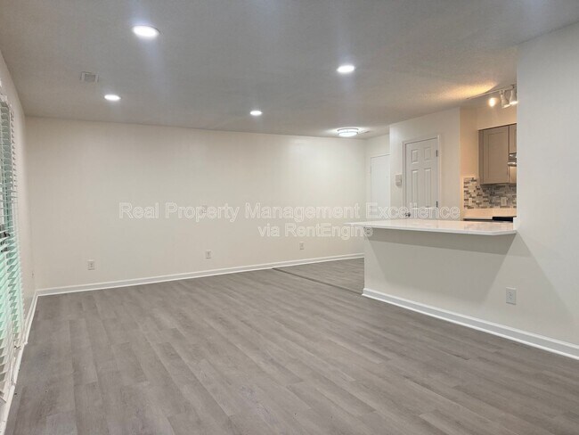Building Photo - 1330 Park Glen Dr
