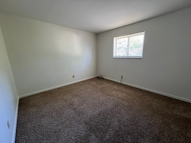 Bedroom - 3713 S Maple Ln