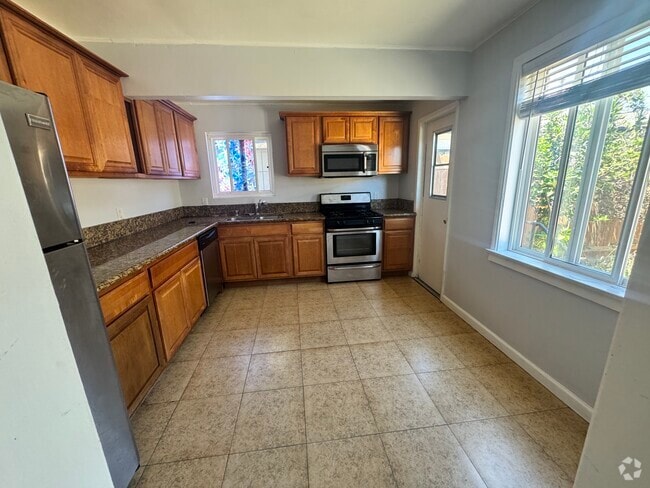 Building Photo - 2838 Fairmount Ave