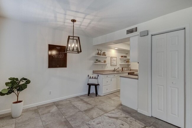 Building Photo - 286 W Palomino Dr