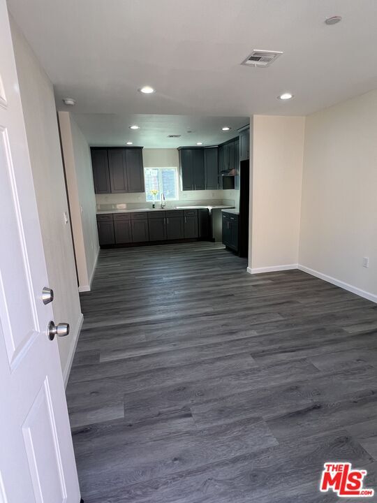 Building Photo - 1506 W Vernon Ave