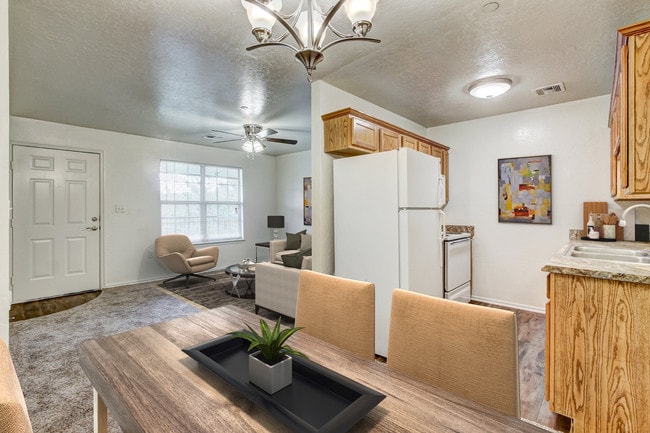 Building Photo - Oak Place