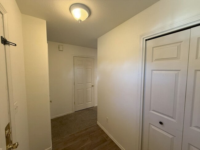 Building Photo - WARM 2 BEDROOM TOWNHOME LOCATED IN SW REDMOND!