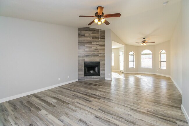 Foto del edificio - 17043 E El Pueblo Blvd