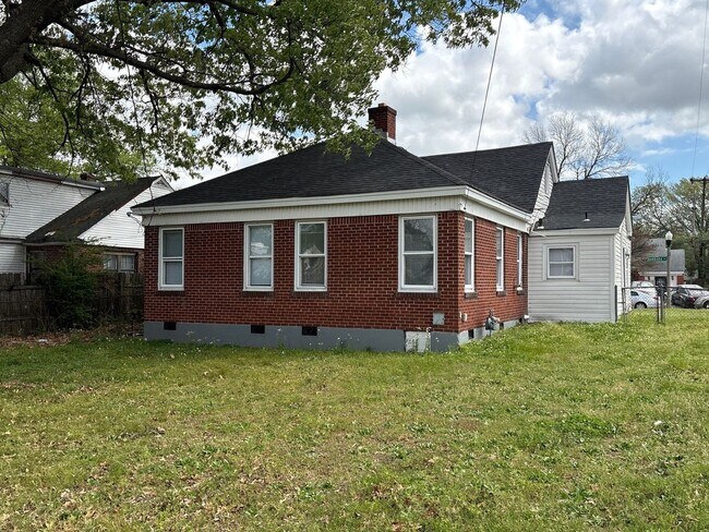 Building Photo - Newly Renovated Home in Hyde Park - Open To Section 8