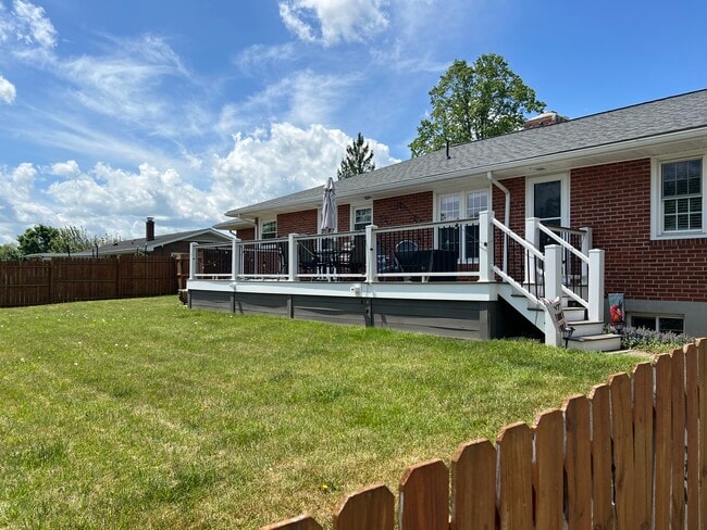 Building Photo - 120 Clearview Dr