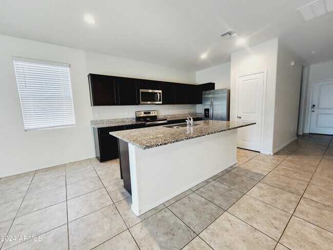 Foto del edificio - 1753 W Cameron Blvd