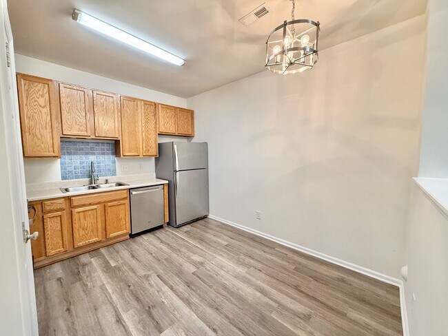 Foto del edificio - Charming 3BD, 2.5BA Raleigh Townhome in a ...