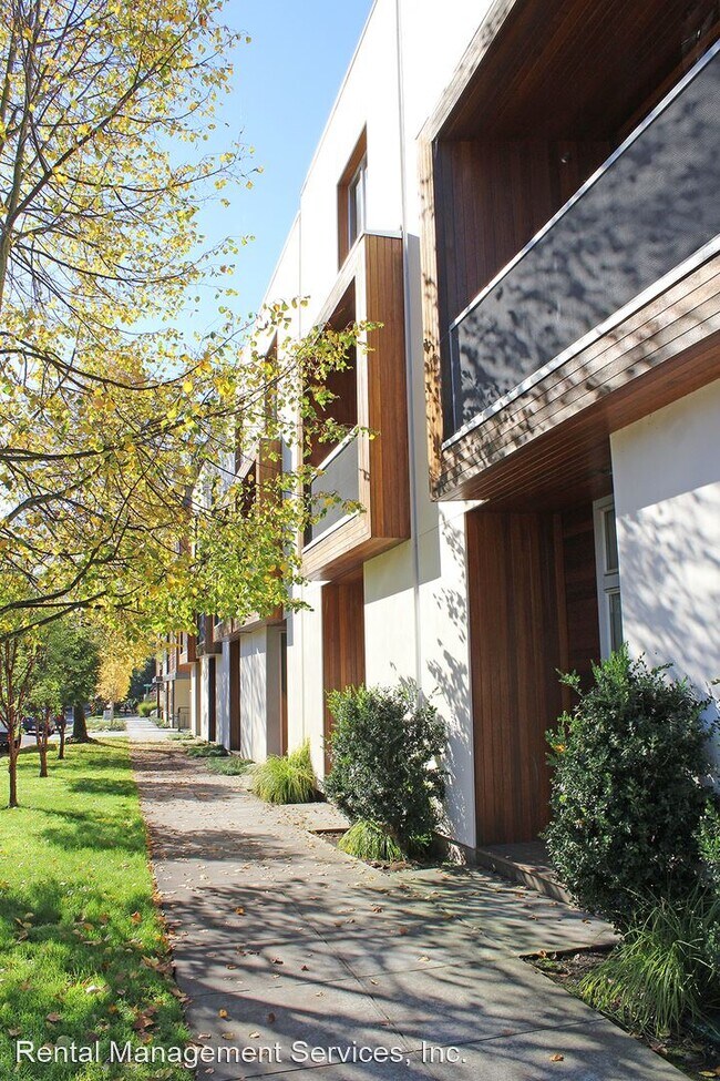 Foto del edificio - 1 br, 1.5 bath House - 644 NE Knott St
