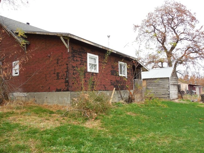 Building Photo - 3 bedroom 1 bath home with large yard
