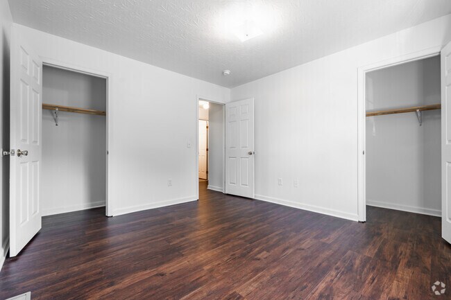 2 habitaciones, 1,5 baños - 850 pies cuadrados - Dormitorio principal - Embassy Townhomes