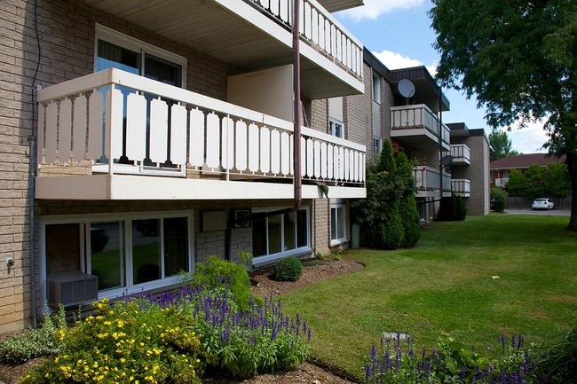 Building Photo - Lakeside Gardens