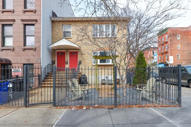 Building Photo - 569 Putnam Ave