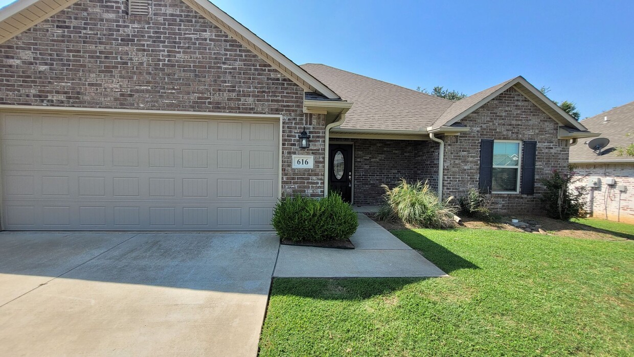 Foto principal - 616 Ridge Point Dr