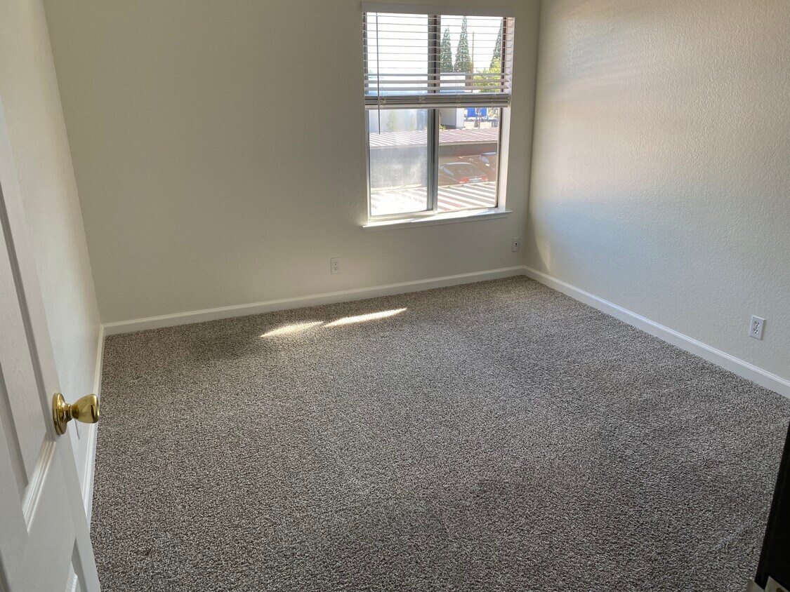 Bedroom - 4600 Neil Rd