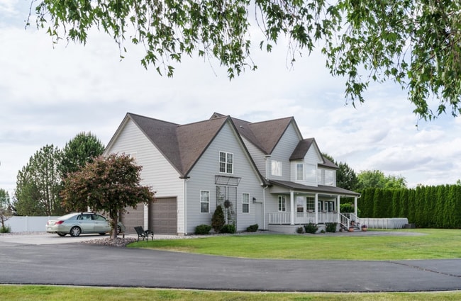 Building Photo - Large Country Home w/acreage