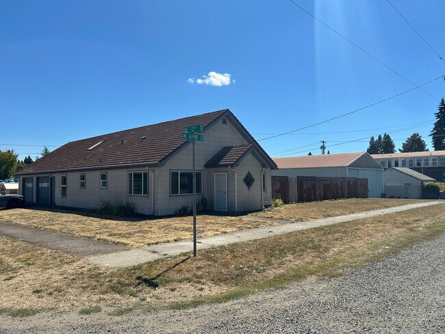 Foto del edificio - 1186 NE Alpine Ave