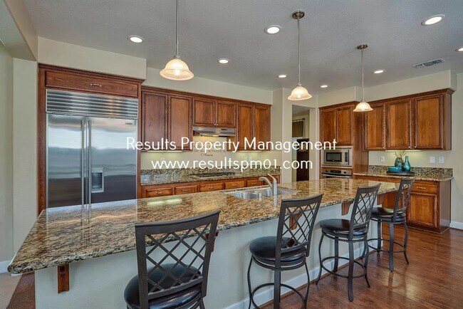 Foto del edificio - Spacious and upgraded 4 Bed 3 Bath Roseville Home