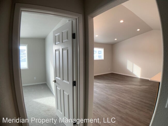 Building Photo - 4 br, 3 bath Apartment - 1701 Johnson Dr S...
