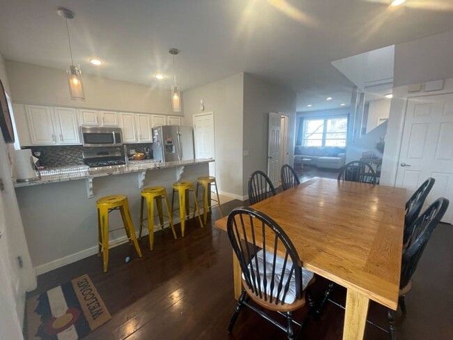 Foto del edificio - LOCATION LOCATION!! Contemporary & Updated...