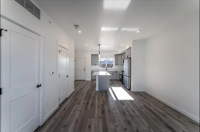 Foto del edificio - 1/2 of 1st months rent! Condo for Rent- Wa...