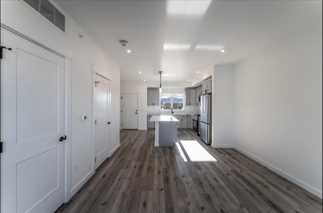 Foto del edificio - Condo for Rent- Walking Distance to MSU