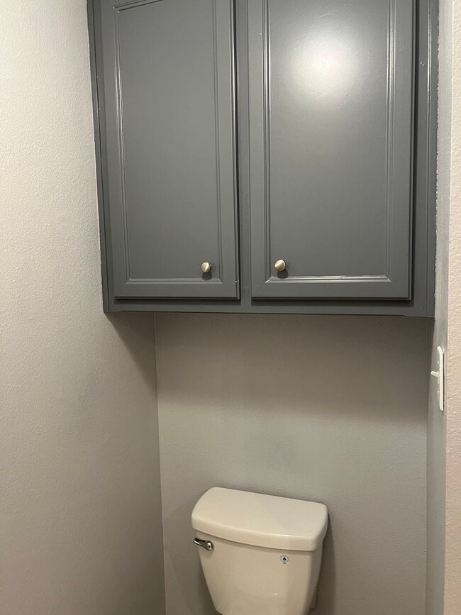 Building Photo - Ready Now Beautiful updated 3/2/2 Home in ...
