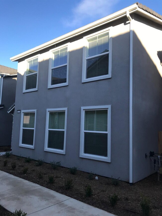 Building Photo - 2725 E Teaberry Dr