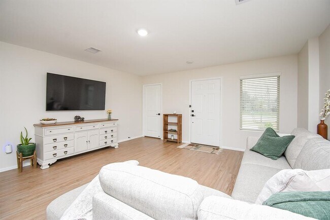 Foto del edificio - 305 Riverwood Village Ln