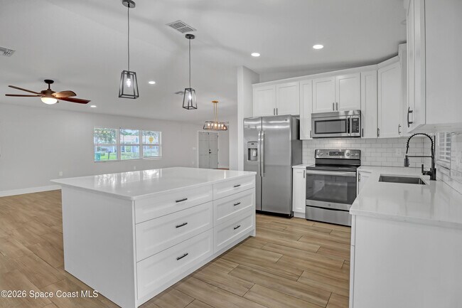 Foto del edificio - 580 Pine Tree Dr