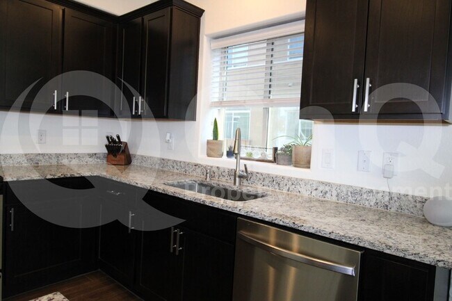 Foto del edificio - 240 W Juniper Ave