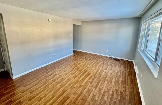 Foto del edificio - Charming 3 Bed/1.5 Bath Home - Integral Garage, Laundry in Basement - Available NOW in Turtle Creek!